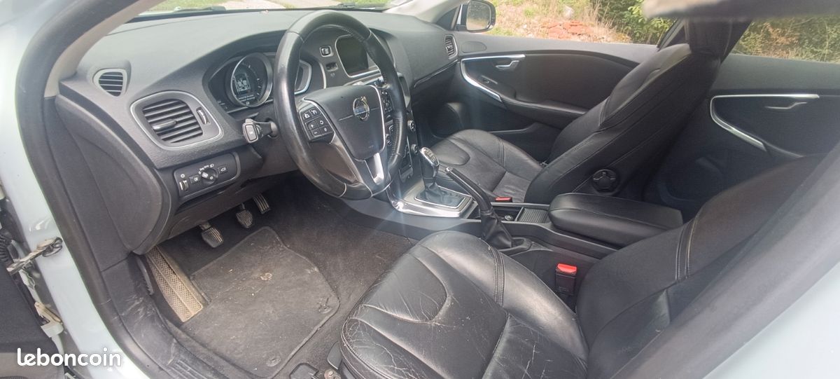 Volvo v40 d3 summum 2012 (image 1)
