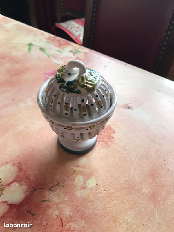 Brûle parfums en céramique ajourée (image 1)