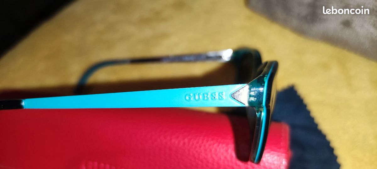 Lunettes de soleil enfant opticien Guess noir et bleu turquoise