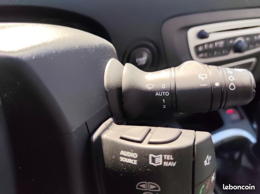 Renault SCENIC III DCI 110 FAP ECO2 DYNAMIQUE EURO 5 EDC ✅️ Révisé / Boite Automatique / Freins Avant et Arrière neufs / 4 pneus neufs / Garantie✅️ (image 24)