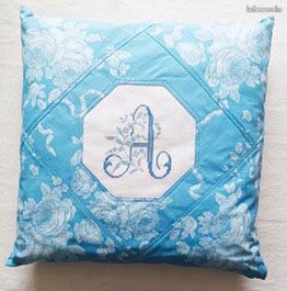Coussin avec initiale A brodée main.---.25-322C (image 1)