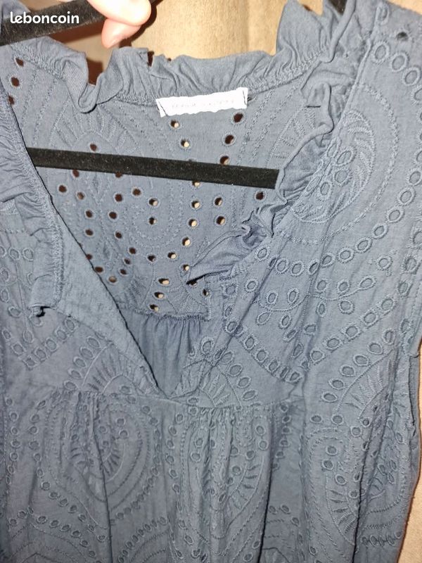 Robe bleue marine en broderies j'ai la même en blanche également taille unique (image 2)