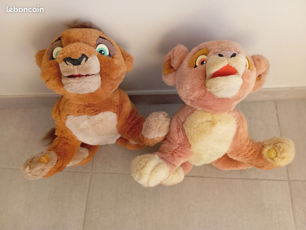 Vide grenier PELUCHES WALT DISNEY LE ROI LION propres et bon état (image 1)