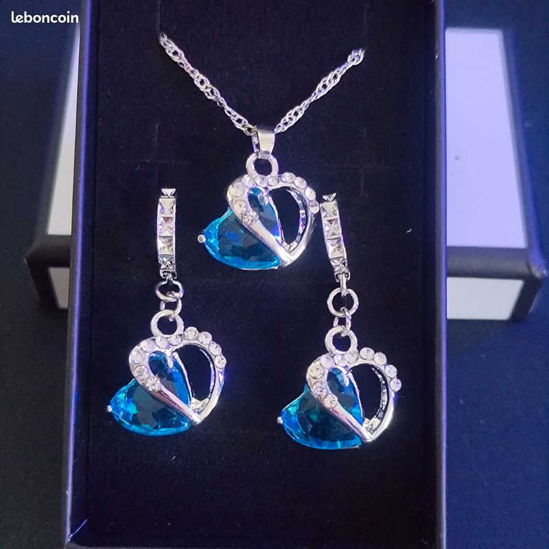 Parure De Bijoux Fantaisie Cœurs Argenté - Collier & Boucles D'Oreilles - Neuf Avec Étiquettes