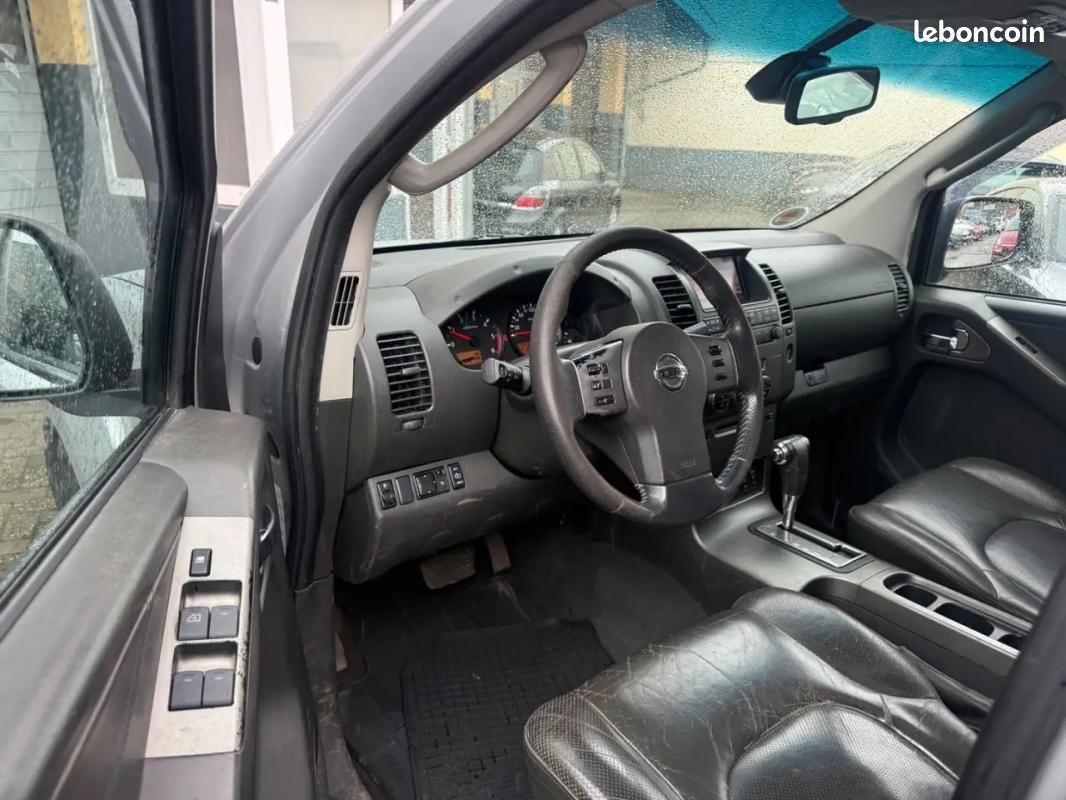 Nissan Navara PICKUP DOUBLE CAB PLATINUM 4X4 171 CH BVA - SELLERIE CUIR TOIT OUVRANT VOLANT EN (image 10)