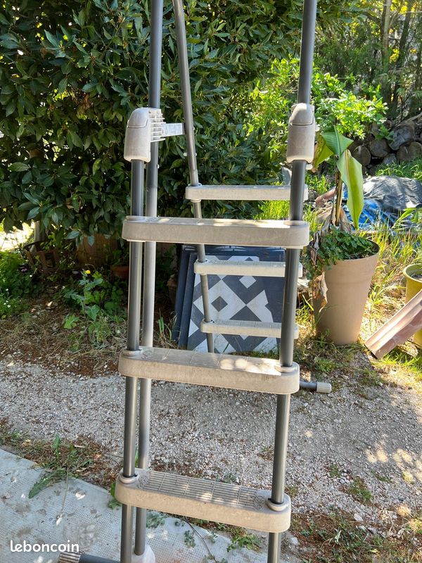 Échelle double sécurité Intex pour piscine 91 cm à 1m07 (image 2)