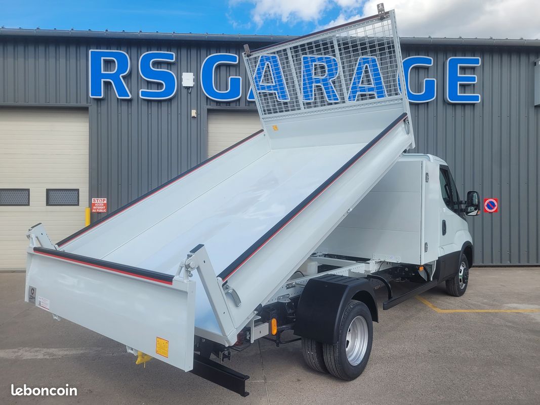 IVECO DAILY 35C18 HA8 PACK COMFORT + PACK CONSTRUCTION SIMPLE CABINE BENNE et COFFRE 03 PLACES comme NEUF avec BOITE AUTO + CAMÉRA + MOTEUR 3 LITRES + SUSPENSION RENFORCÉE ( Prix de Vente 49 990 HT ) (image 2)