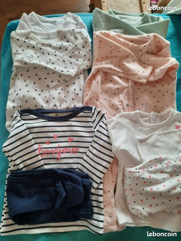 9 mois 4 pyjamas + 3 bodies +1 surpyjamas (image 1)