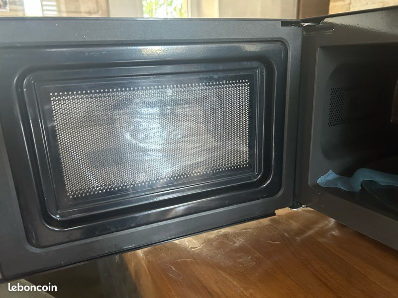 Micro-ondes Grill VALBERG MWO 20 GM K343C – Très bon état – Peu servi (image 5)