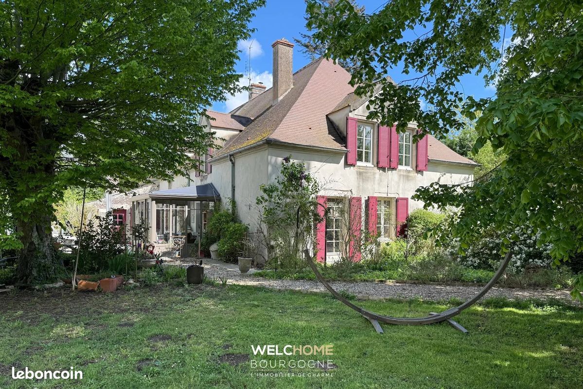 Maison 5 pièces 330 m² · à Allériot · 330 m² · 450 000 €