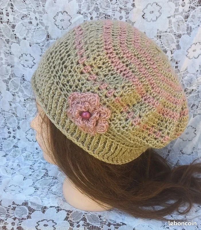Bonnet femme Beige et rose orné d'une fleurs avec perle fait main au crochet (image 1)