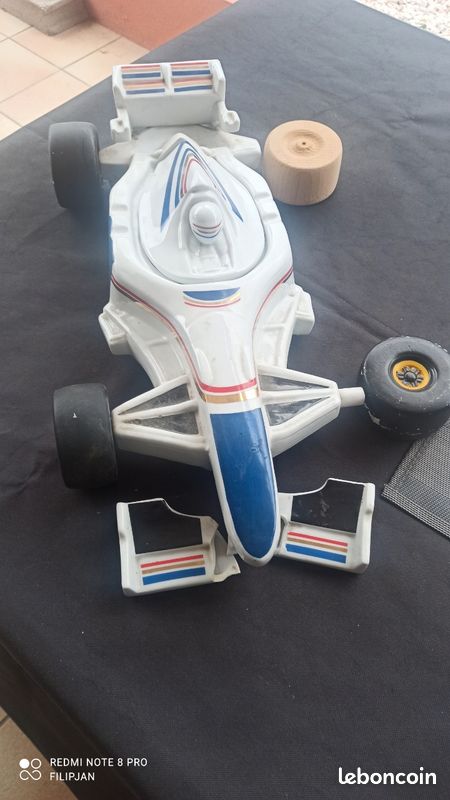 Voiture Formule 1 GM en faience pour bricoleur (image 1)