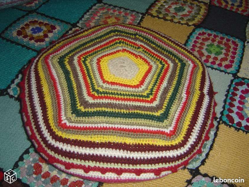 Coussin fait main multicouleurs tricoté au crochet (image 1)