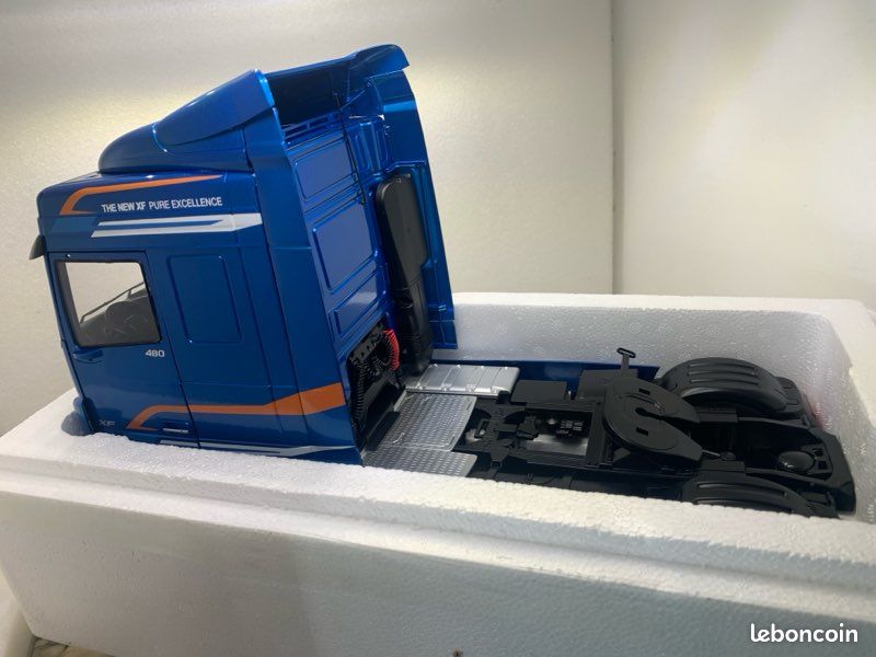 DAF XF SPACE cab bleue 2018 Premium classicXXS 1/18 (image 7)