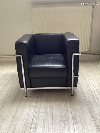 Le Corbusier LC2 Petit Confort Armchair – Black Leather