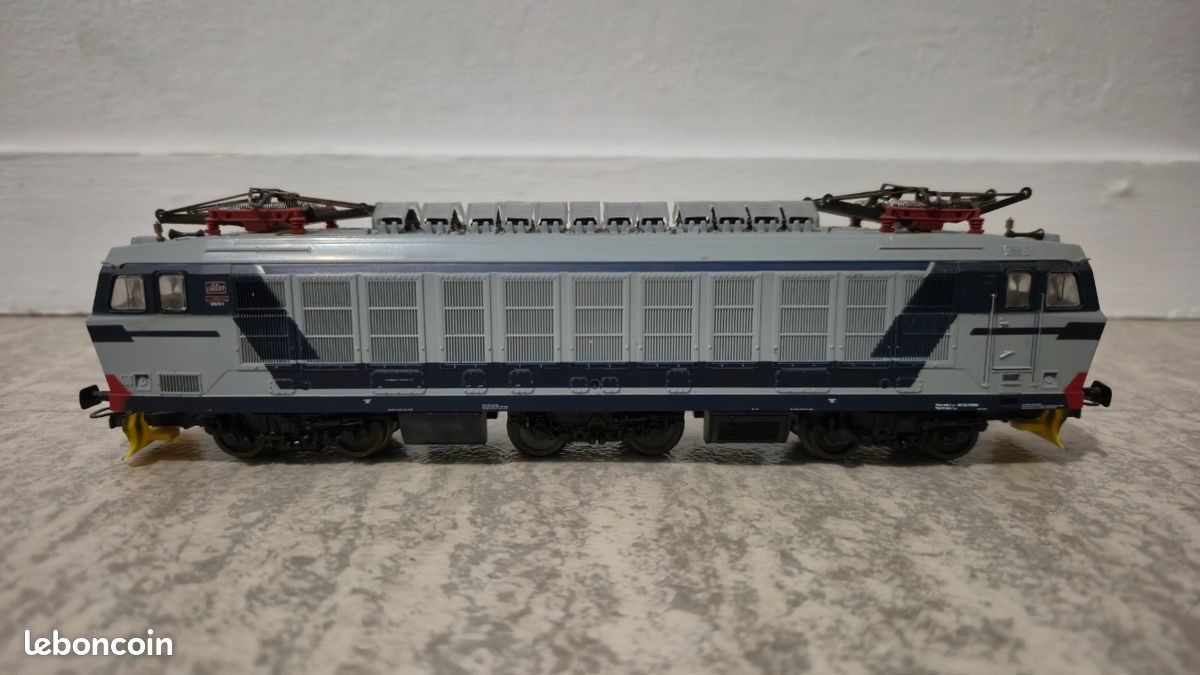 SET DE 2 LOCOMOTIVES ELECTRIQUE SERIE E633 ET 200, BLEUE ET GRISE