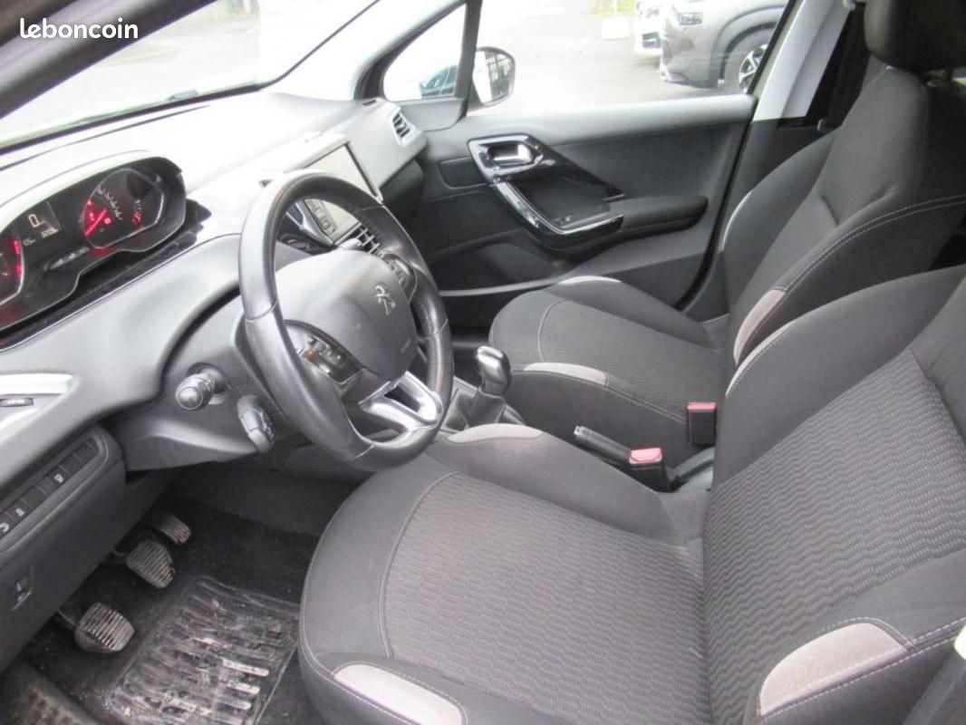 Peugeot 208 1.2 PURETECH 82ch STYLE (image 3)