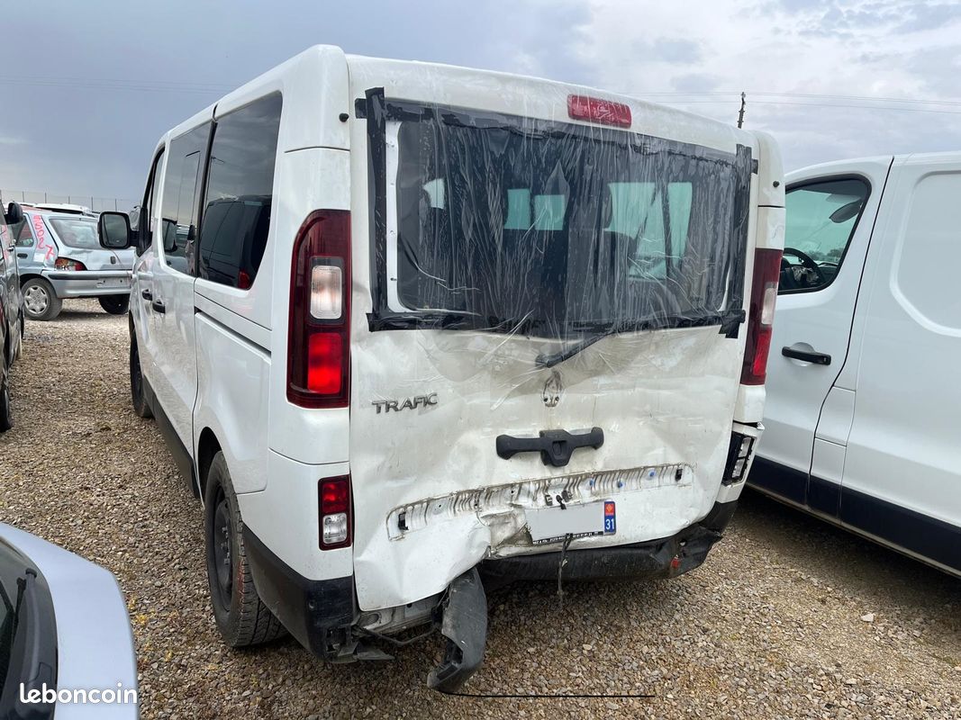 "Accidenté" Renault Trafic III 2.0 DCi 150 Intens 9 Places / GA794 (image 3)