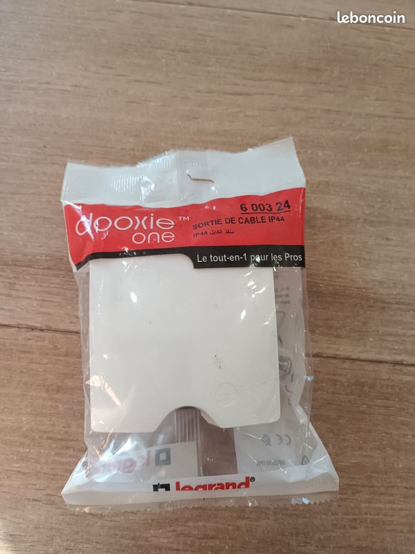 Sortie De Câble IP21 DOOXIE Livrée Complète Avec Plaque Finition Blanc Legrand 600323 90298799
