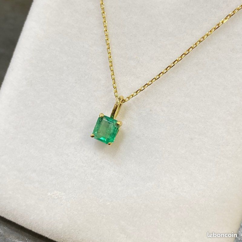 Pendentif Emeraude 1,34 carats entourée de 0,17 carat de Diamants Or jaune