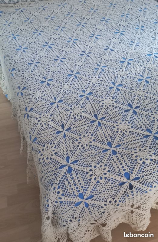Très beau dessus de lit ancien fait main crochet 1,9 m x 2,4 m