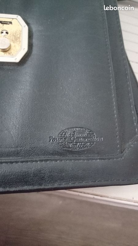 Petit Porte document en bandoulière (image 2)