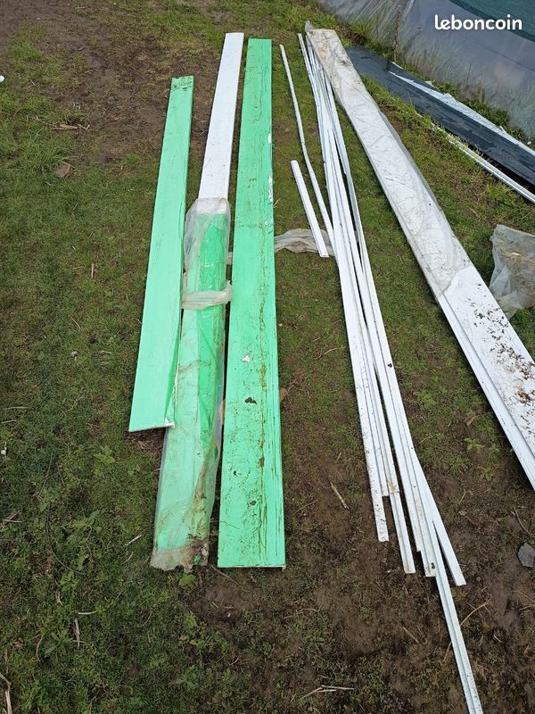 PVC blanc extérieur sous toiture (image 1)