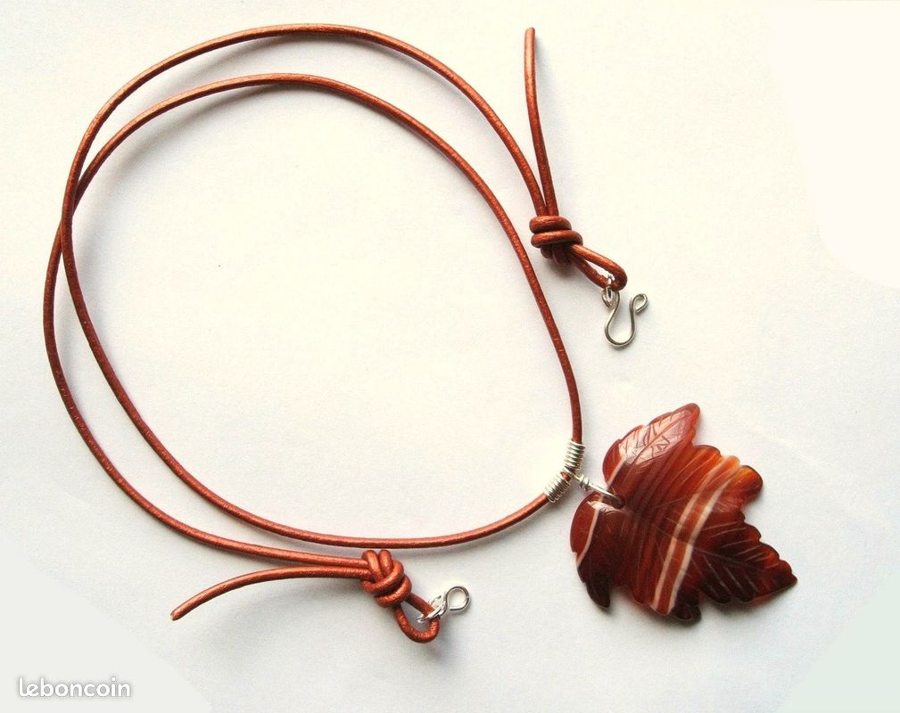 Collier avec un pendentif en pierre naturelle d'agate striée, cordon en cuir (image 2)
