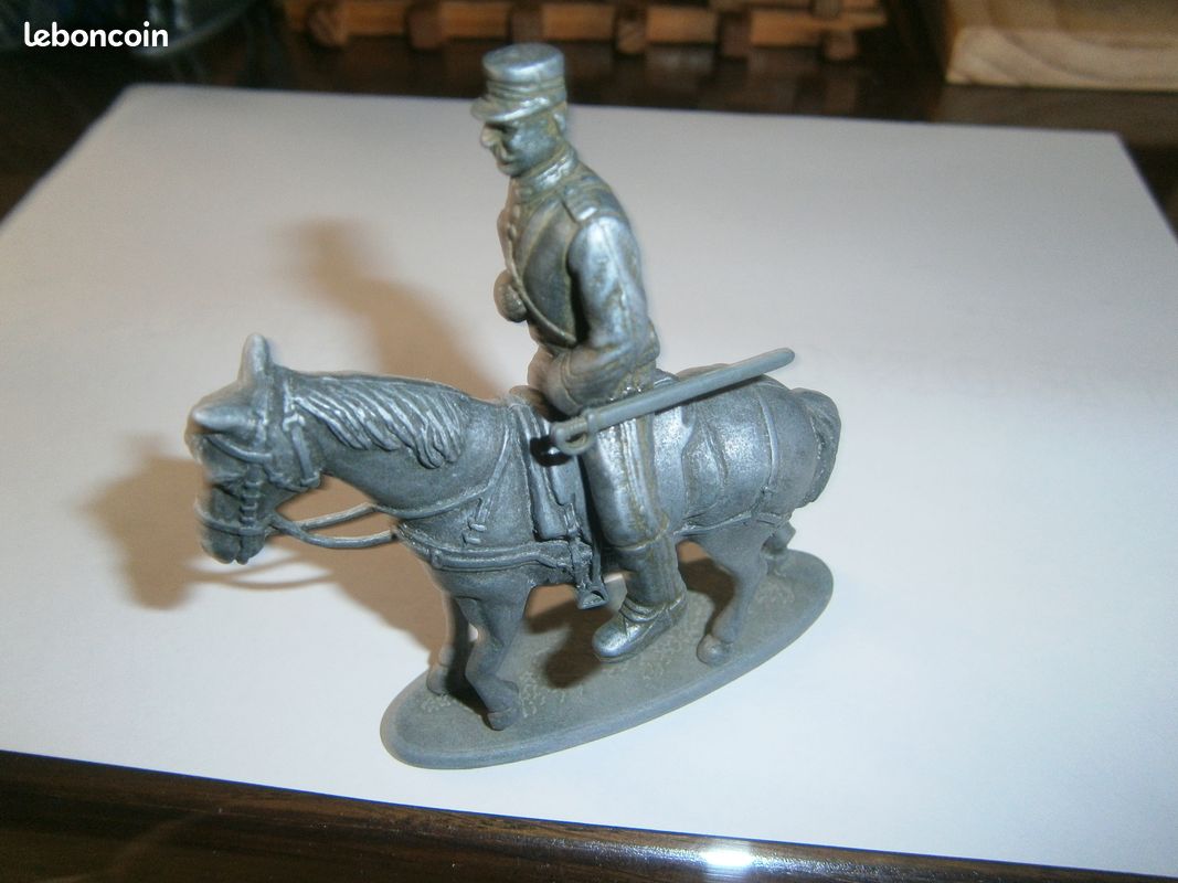 cavalière (cravache) sur cheval blanc debout - Soldats de Plomb