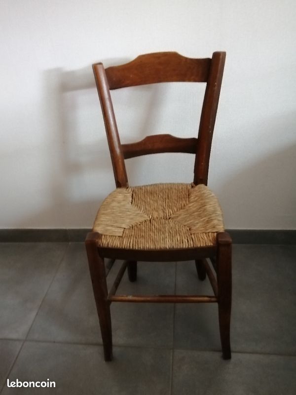 4 chaises en bois et paille. 40 euros (image 1)
