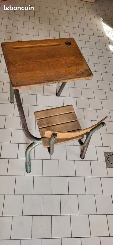 Table d'écolier ancienne (image 1)