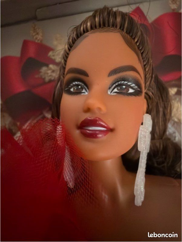 NEUF Poupée Barbie signature brune métisse Noël 2024 rouge coffret robe carreaux noeud (image 2)