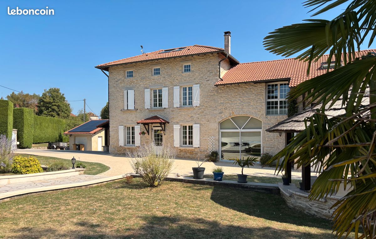 Maison 8 pièces 243 m² · à Saint-Baudille-de-la-Tour · 243 m² · 699 000 €
