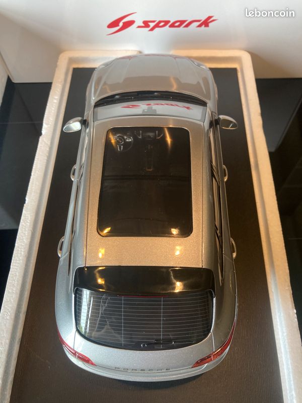 Porsche Macan Turbo silver 1/18 Spark (image 13)