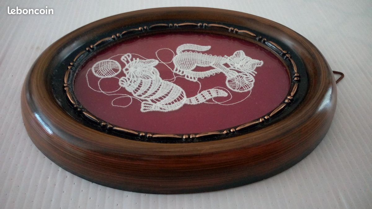 Cadre miniature broderie jeux de chats (image 2)