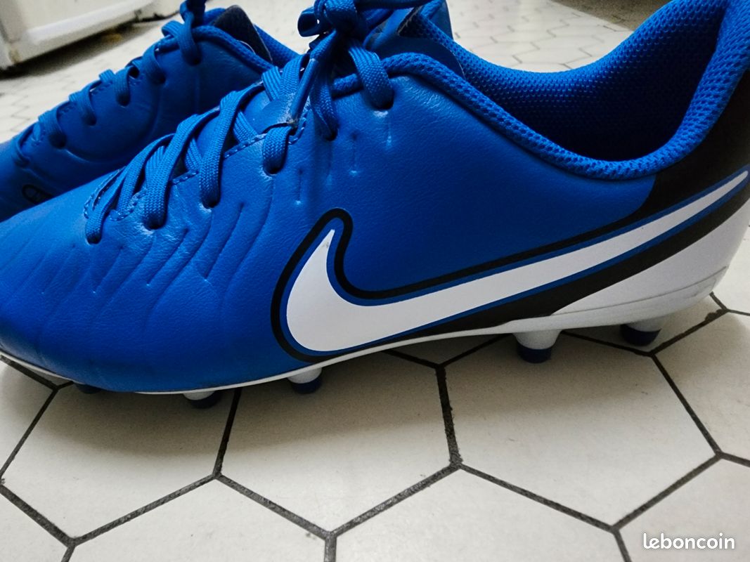 Nike Jr Legend 10 Club FG/MG Chaussures de foot Garçon
Nike Jr Legend 10 Club FG/MG Chaussures de footballGarçon (image 2)