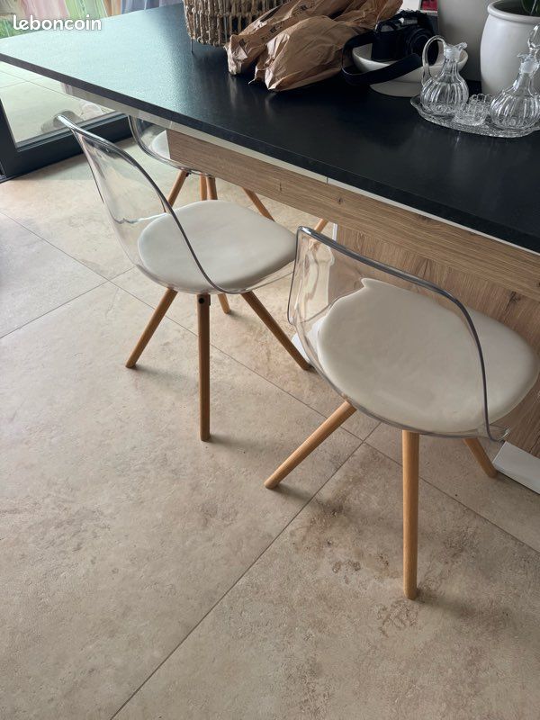 Buffet table et chaises (image 9)