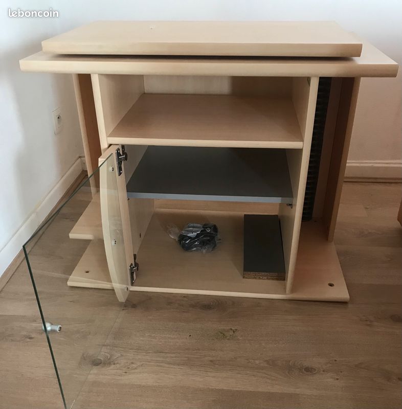 Meuble TV en bois clair (image 1)