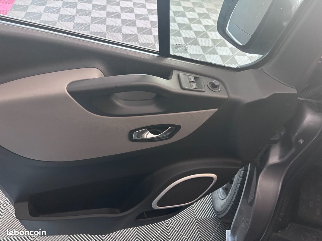 Renault trafic fourgon gn l2h1 1200 kg dci 145 energy e6 confort (image 21)