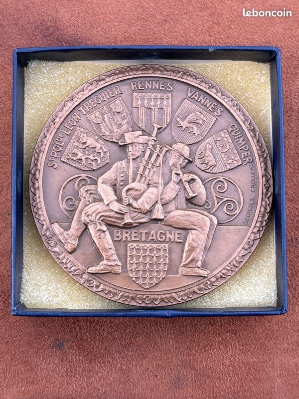 Médaillon Pendentif Blason De La Bretagne Vintage - Argenté, Ajouré, Années 1930