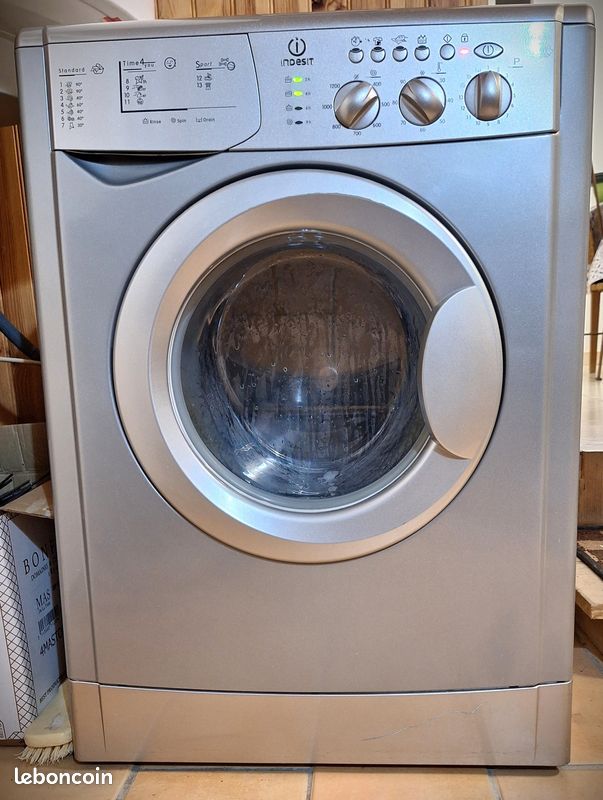 Lave-linge/ Machine à laver hublot Indesit de couleur Silver/argent 7 KGS (image 1)