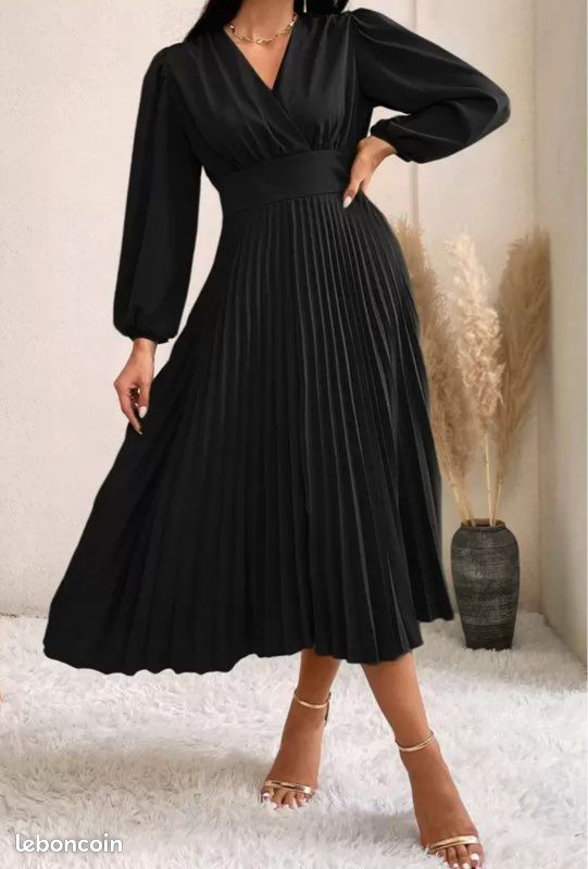 Aveloria Robe noir manches bishop plissé (image 1)