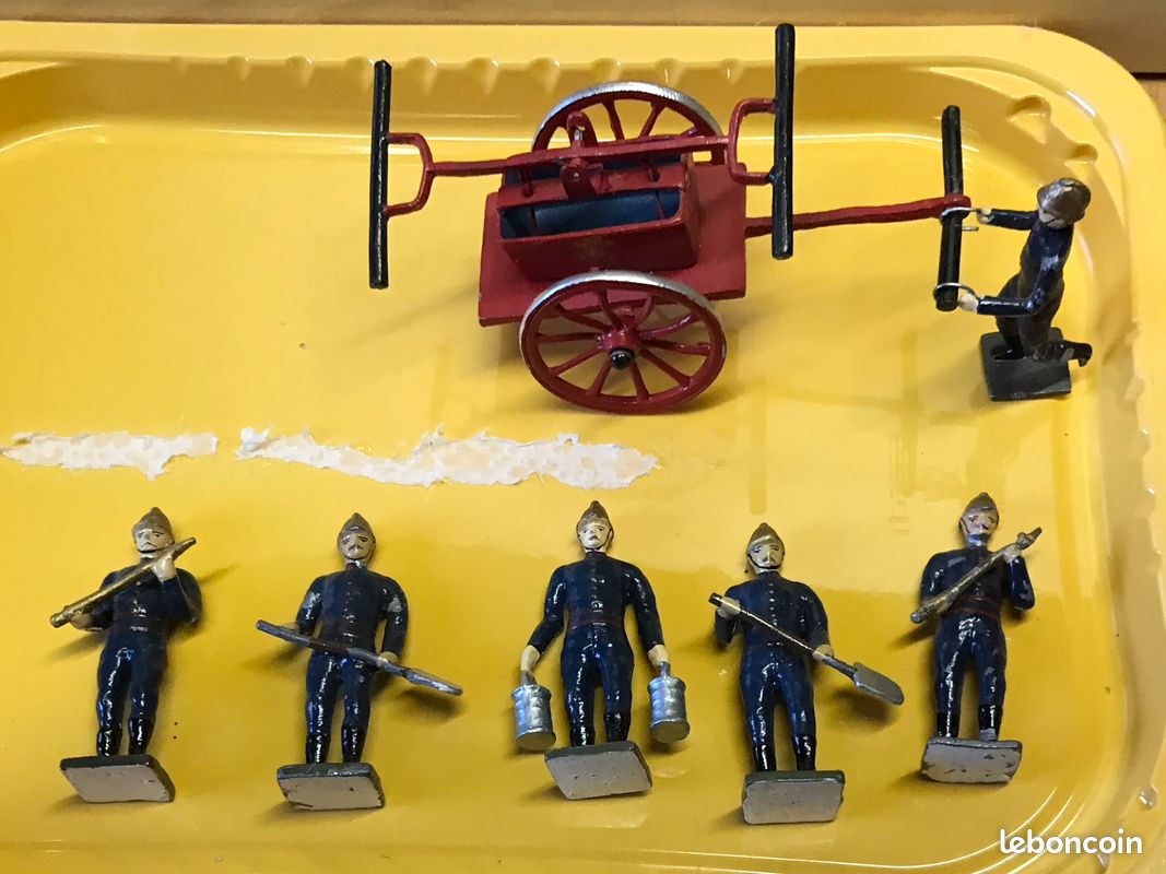 Figurine Plomb CBG-MIGNOT – Pompe à Bras Sur Roue Tirée Par 3 Pompiers, Boîte, Suisse