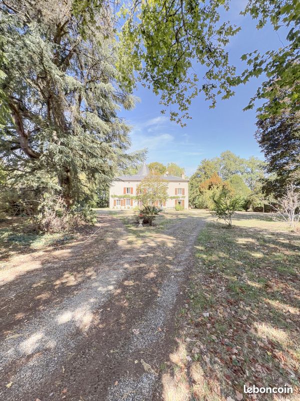 Maison 10 pièces 300 m² · à Peyrilhac · 300 m² · 50 000 €