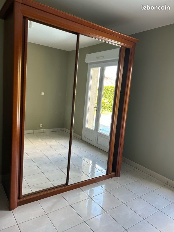Armoire dressing Meubles Célio – portes coulissantes miroir (image 1)