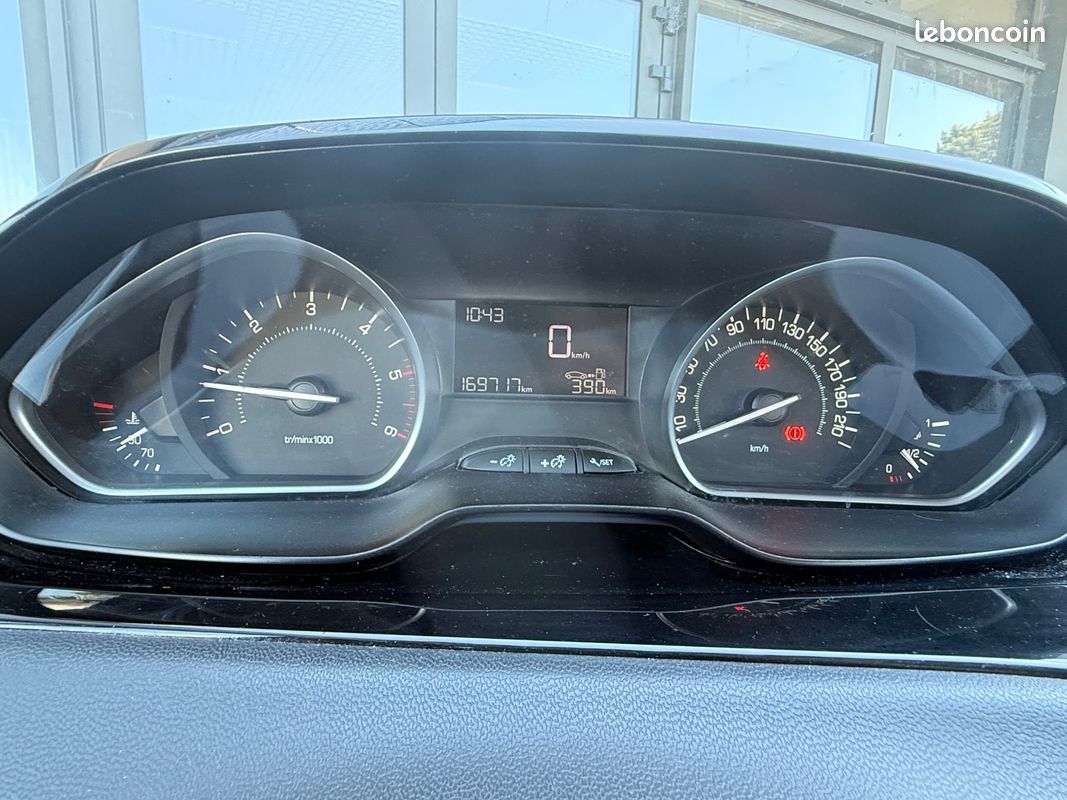 Peugeot 208 1.6 bluehdi 75ch premium (image 29)