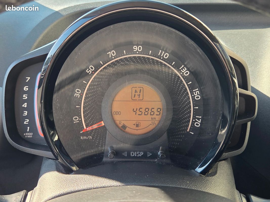 TOYOTA AYGO 1.0 VVTI 70 BOITE AUTO GRAND ECRAN CARPLAY 1er MAIN ENTRETIEN ET GARANTIE TOYOTA (image 21)