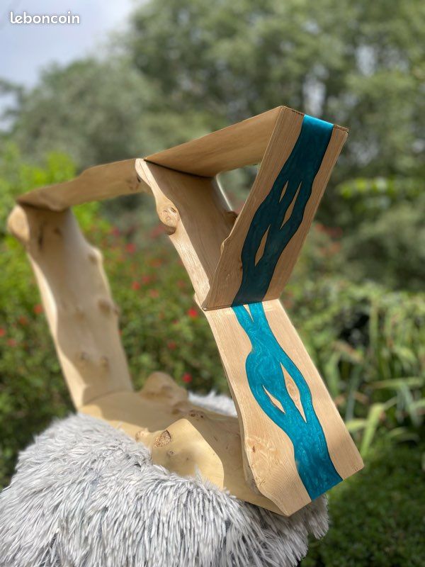 Meuble design unique – Châtaignier massif & résine turquoise (image 5)