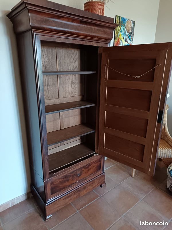 Armoire de style ancien avec un miroir (image 1)