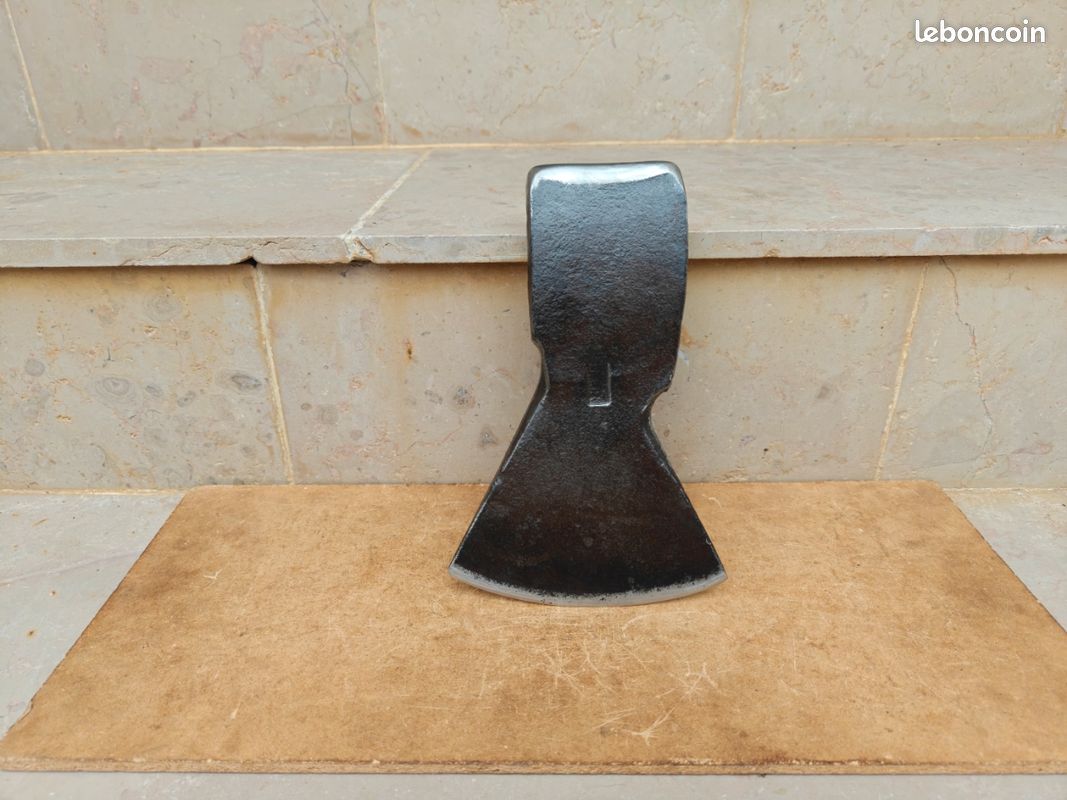 Hache forgée estampillée (2,2kg) (image 3)